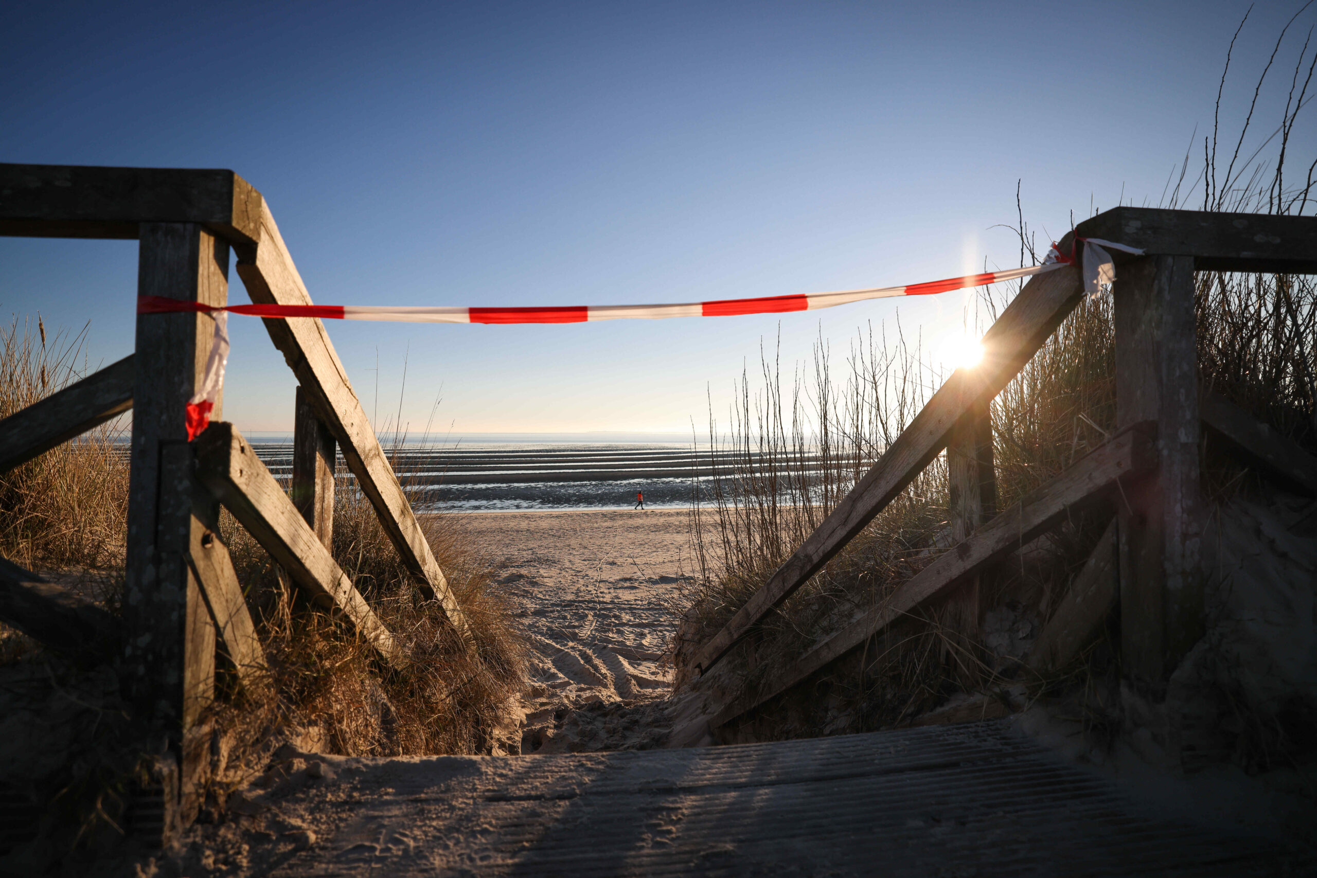 Hier haben „Nadja“ und „Zeynep“ gewütet: Die Treppe zum Strand am Gotinger Cliff auf Föhr ist stark beschädigt und gesperrt.