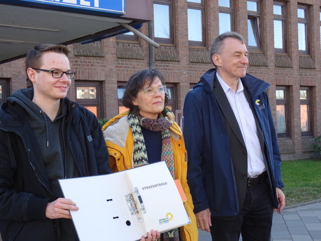 Kai Ringlau, Gudrun Schittek und Oliver Domzalski (Grüne) kündigen 35 Stafanzeigen wegen Beleidigung an.