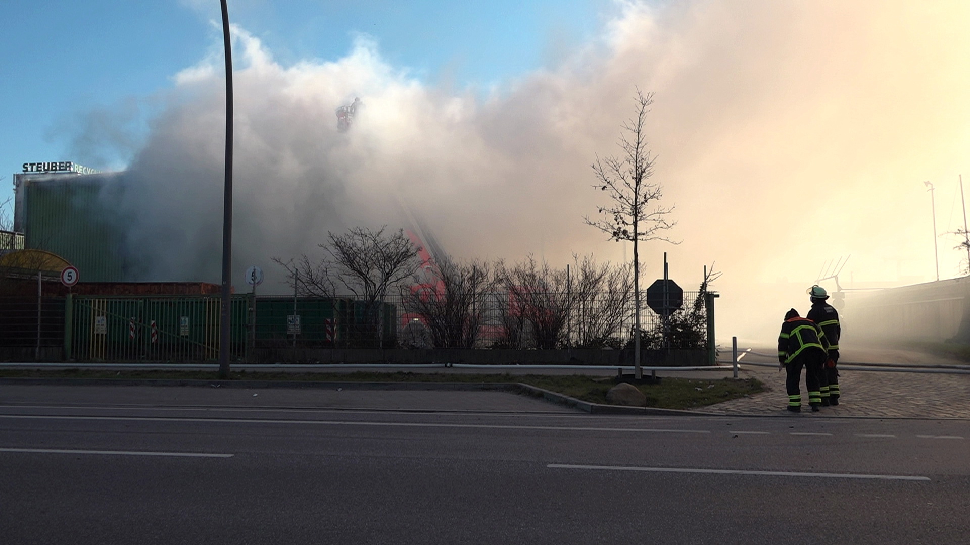 Die Feuerwehr kämpfte am Mittwochnachmittag gegen eine brennende Lagerhalle in Billbrook.