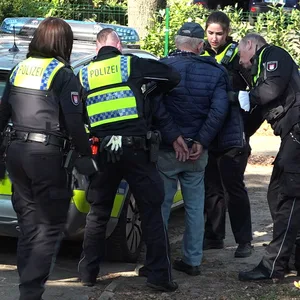 Die Polizei nahm einen Mann fest. Er war stark betrunken.