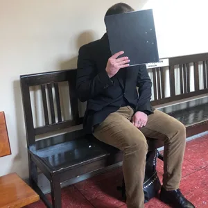 Angeklagter vor Gerichtssaal