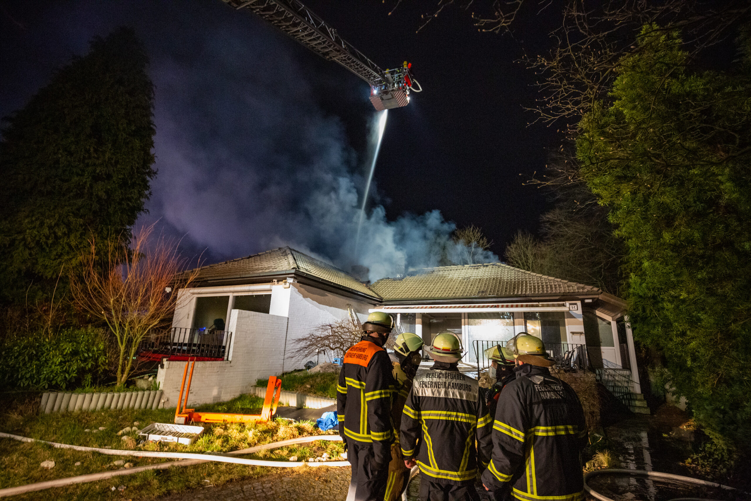 Rund 50 Einsatzkräfte waren vor Ort, um das Feuer in einem Einfamilienhaus in Poppenbüttel zu löschen.
