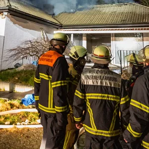 Rund 50 Einsatzkräfte waren vor Ort, um das Feuer in einem Einfamilienhaus in Poppenbüttel zu löschen.