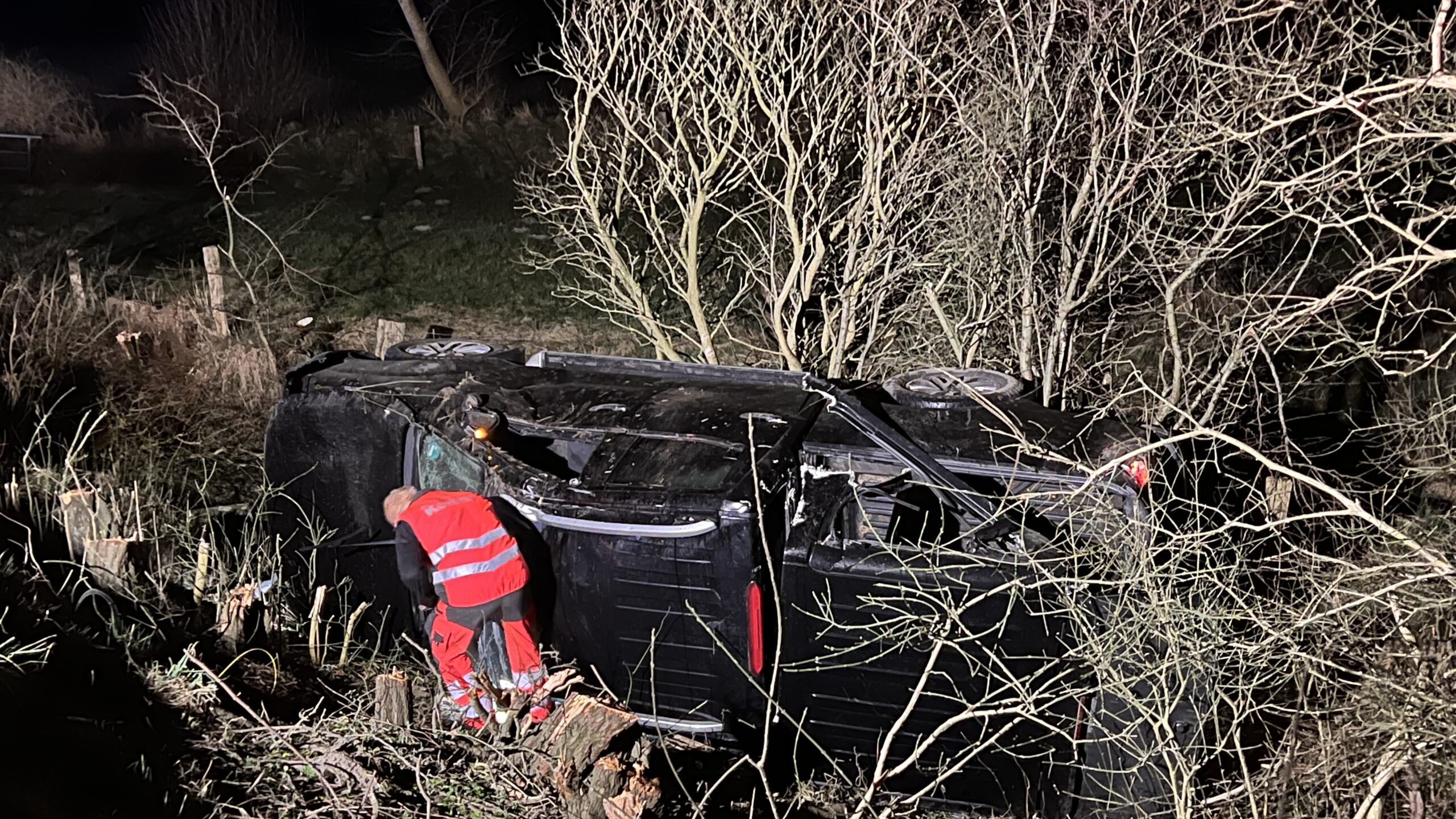 Nissan im Straßengraben