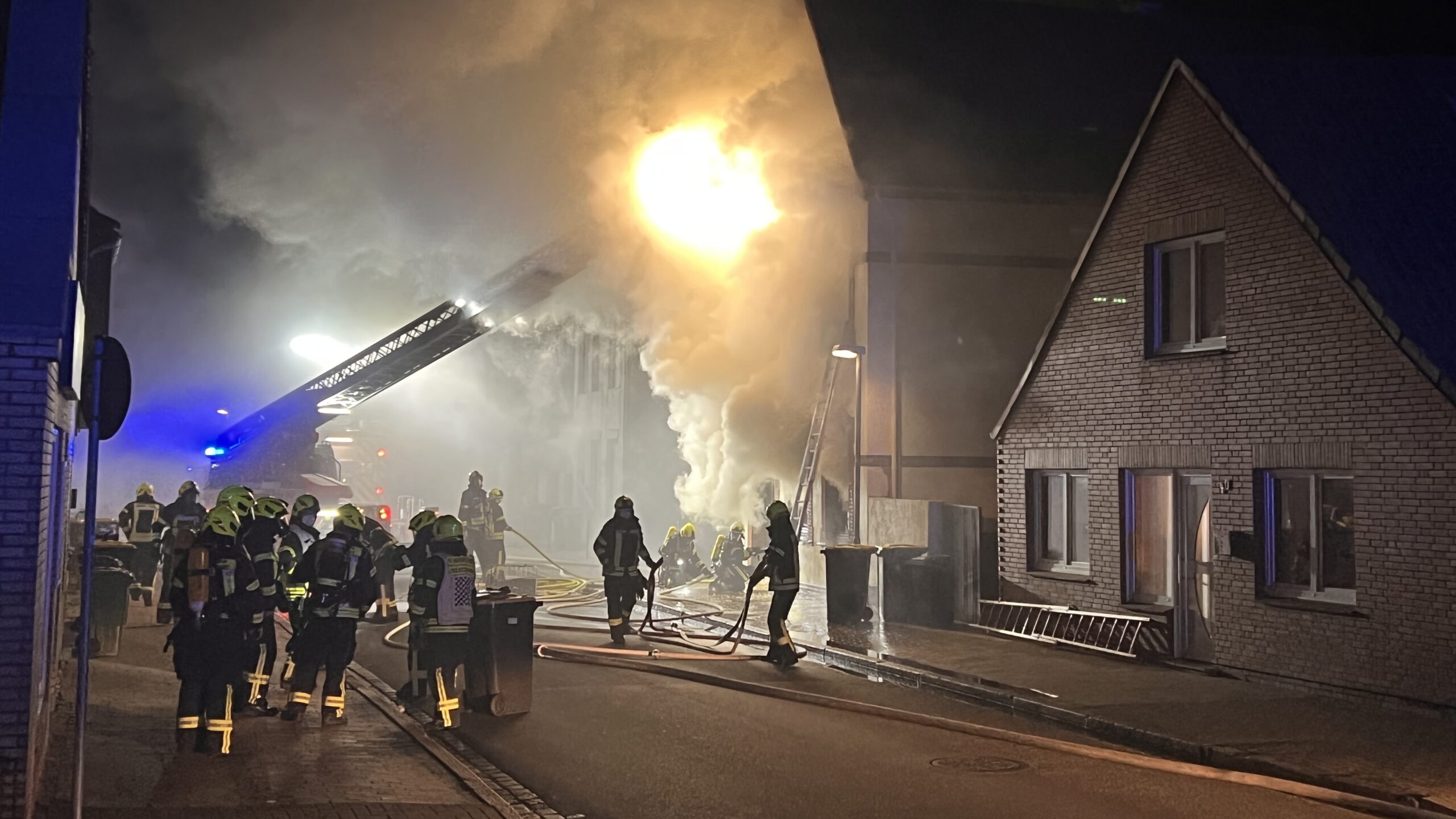 Mitarbeiter der Feuerwehr löschen einen Brand