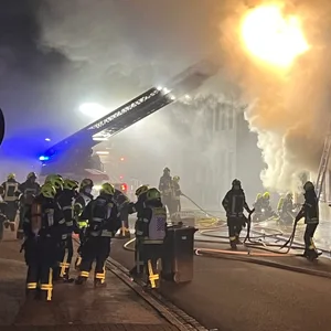 Mitarbeiter der Feuerwehr löschen einen Brand