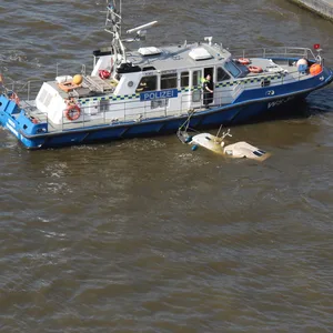 Ein Polizeiboot an der Unglücksstelle in der Hafencity.