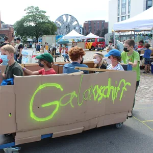 Kinder spielen zusammen Stadt.