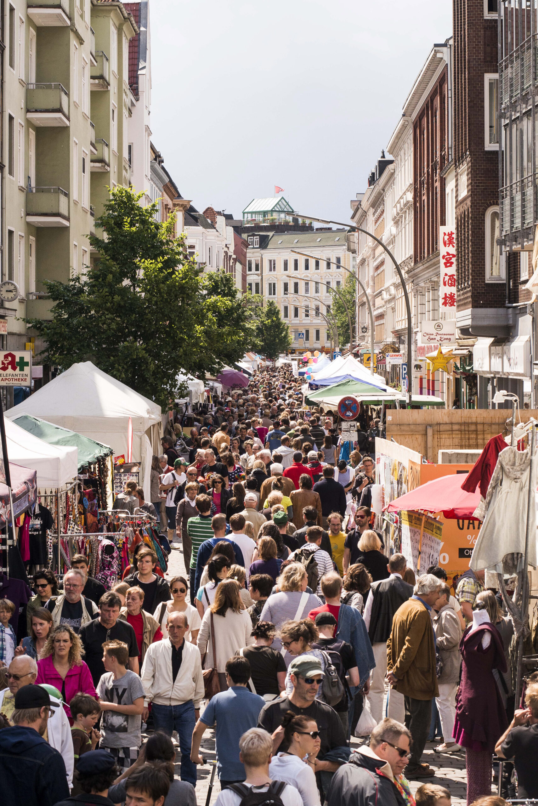 Die Hamburger Straßenfeste sollen 2022 zurückkehren – dann wird es wieder bunt wie hier auf der Altonale.