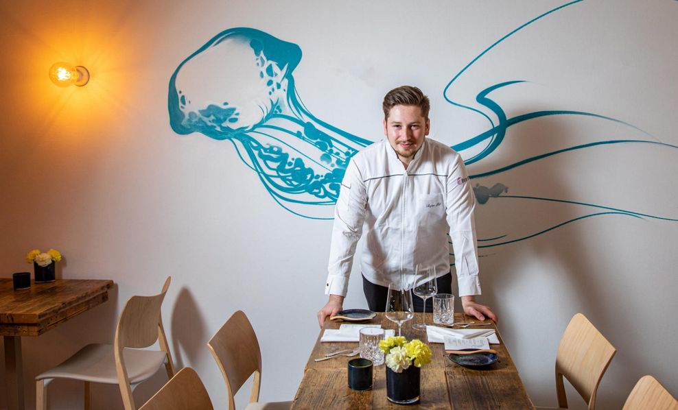 „Jellyfish“-Küchenchef Stefan Fäth hat den 2020 verlorenen Michelin-Stern wieder erkocht.