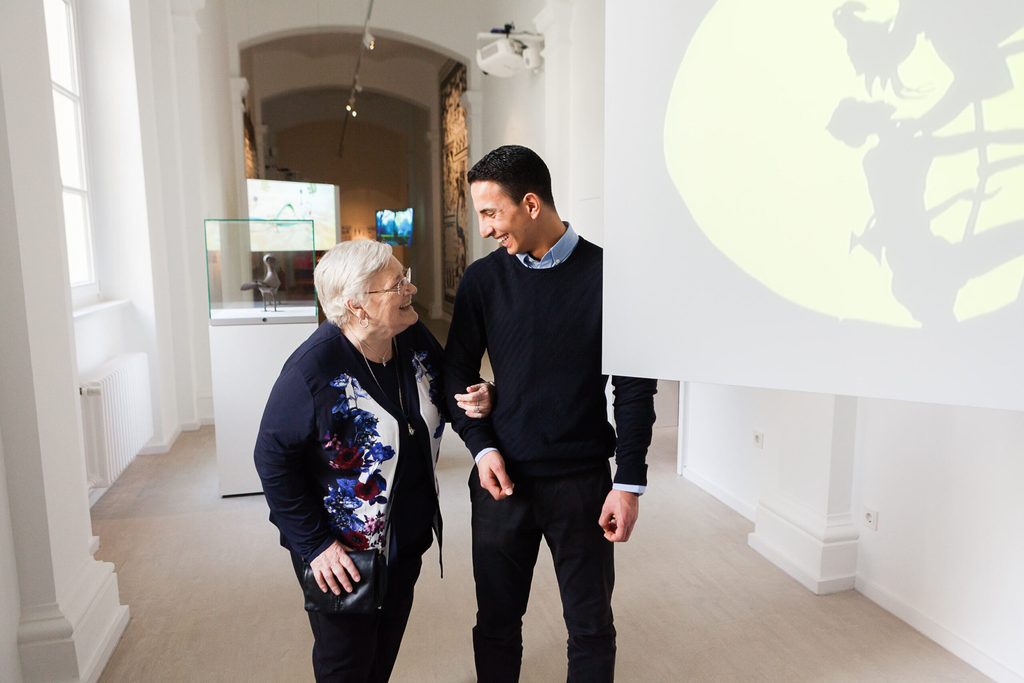 Seniorin und Schüler im Museum