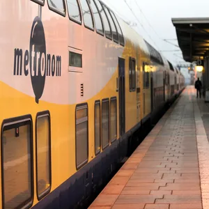 Jugendliche fahren auf Lokomotive von Metronom mit (Symbolbild).