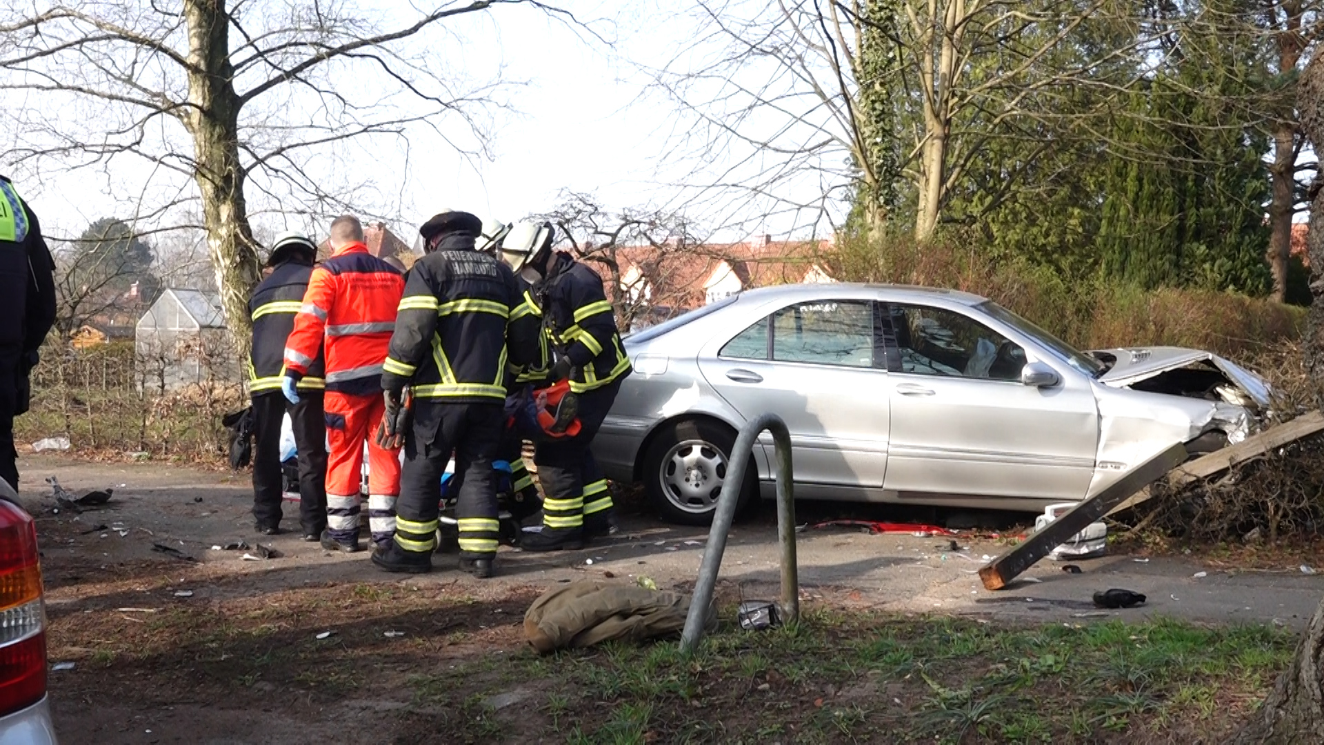 Feuerwehrkräfte an einem der am Unfall beteiligten Autos.