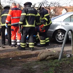 Feuerwehrkräfte an einem der am Unfall beteiligten Autos.