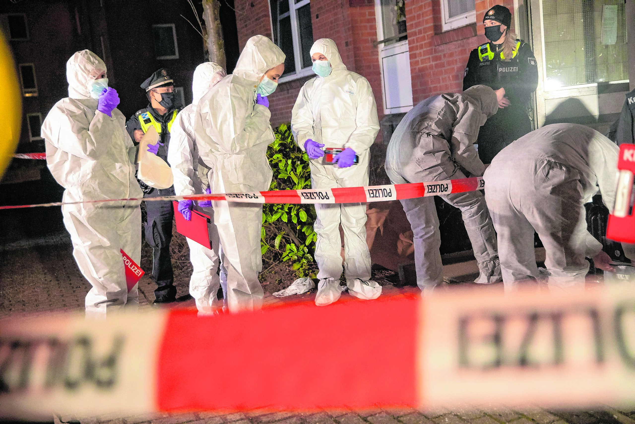 Am 10. Januar sichern Polizeibeamte:innen in Neuallermöhe Spuren.
