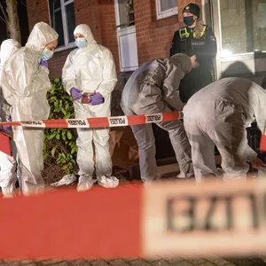 Am 10. Januar sichern Polizeibeamte:innen in Neuallermöhe Spuren.