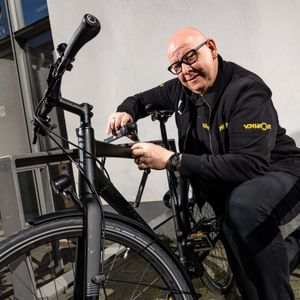 Holger Buck, Rad-Experte und Filialleiter vom Fahrradladen „von Hacht“, demonstriert die verschiedenen Schlossarten am Fahrrad.
