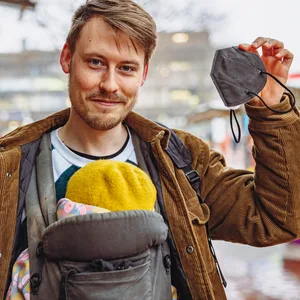 Benedikt Wagner hält eine FFP2-Maske in die Kamera