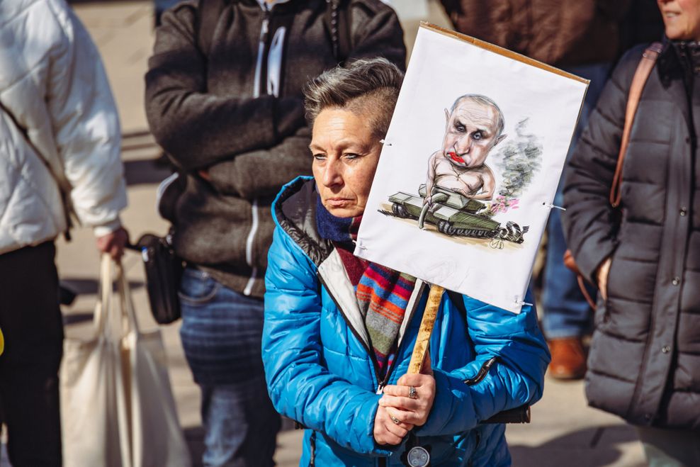 Die Plakate auf der Ukraine-Demo zeigen Russlands Präsident Wladimir Putin als Aggressor des Krieges.