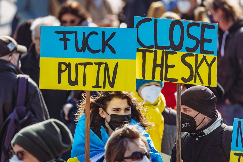 Die Demonstranten fordern auf ihren Plakaten die Einrichtung einer Flugverbotszone über der Ukraine.