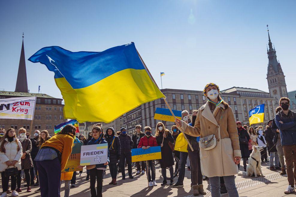 Viele Demonstranten hatten große Ukraine-Flaggen, die sie während der Kundgebung in der Luft flattern ließen.