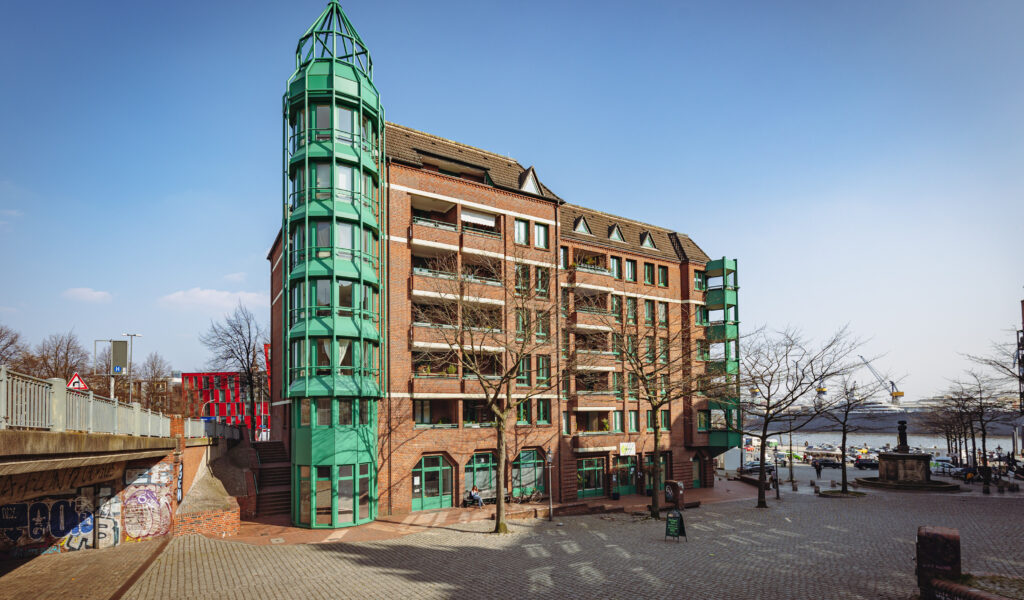 Ein Gebäude mit grünem Turm steht am Hamburger Fischmarkt.