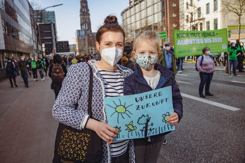 Michi B. mit ihrer fünfjährigen Tochter Loulou auf der Fridays for Future Demo in Hamburg.