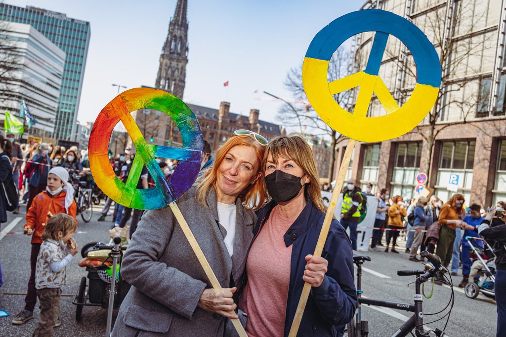 Für Susanne P. und Silke R. gehört Frieden und Klimaschutz unabdingbar zusammen.