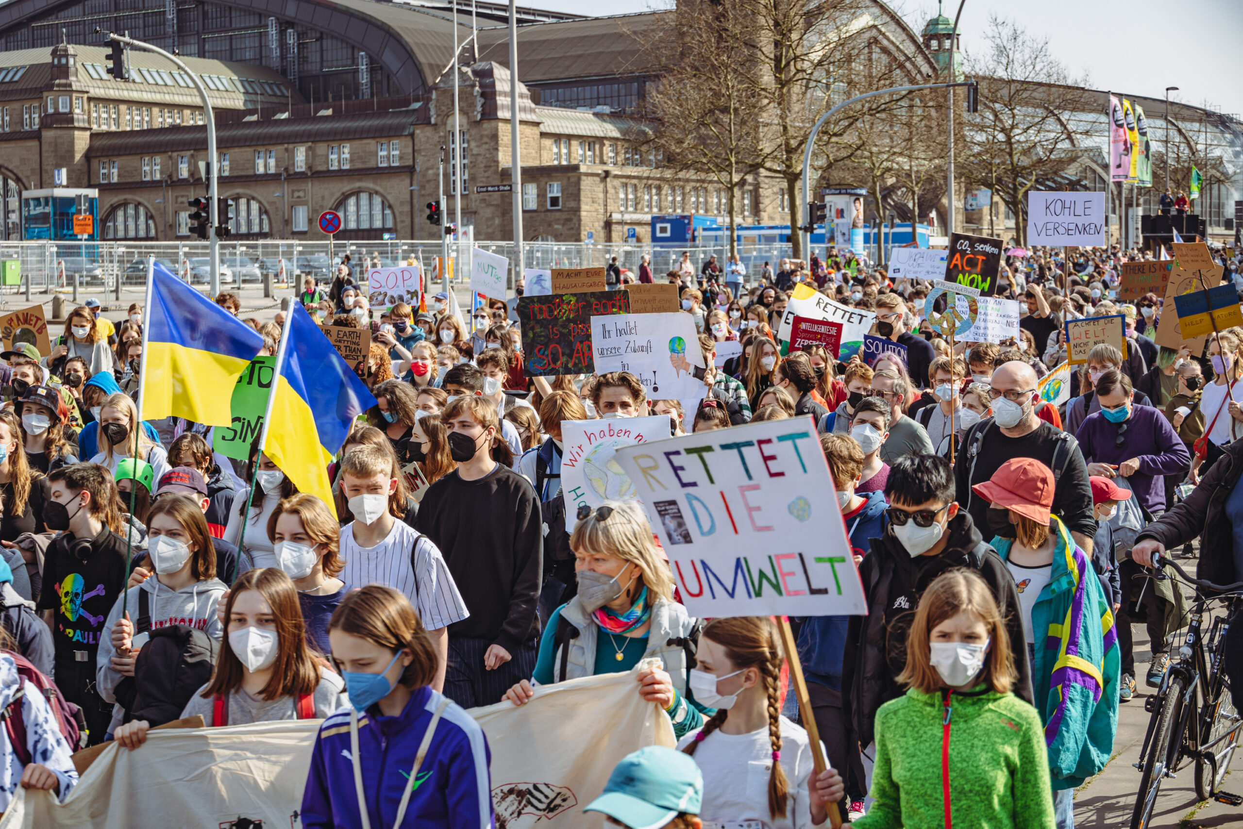 Tausende Klima-Demonstranten zogen am Freitagmittag durch die Hamburger City.