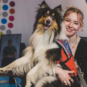 Sophie Schilberz (21) und Hündin Soleil in der Ausstellung „Mittendrin“ im Dialoghaus Hamburg