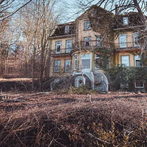 Verfallene Villa im Wald