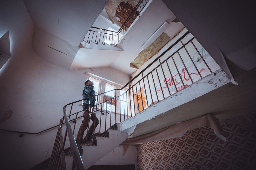 Mann in marodem Treppenhaus