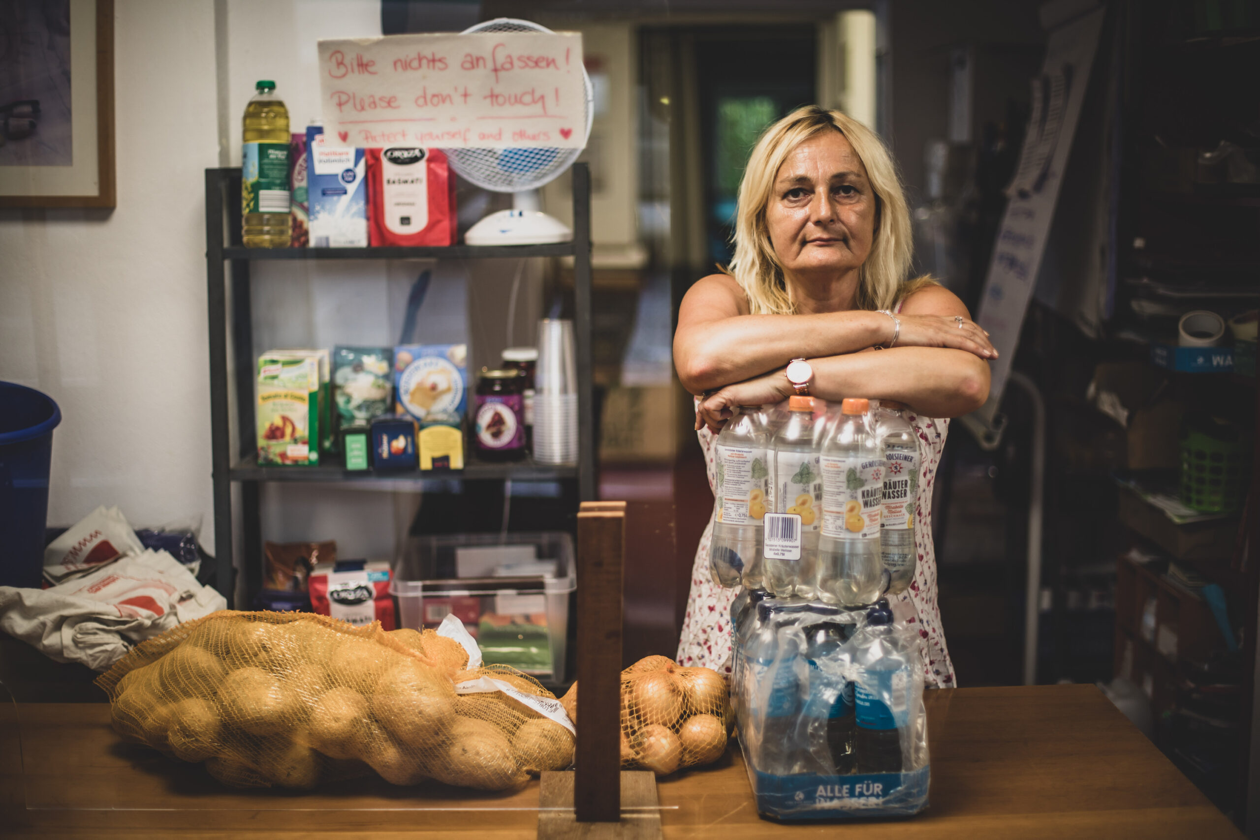 Andrea De Luna stützt sich auf eine Palette Wasserflasche. Sie versorgt seit zwei Jahren Bedürftige mit Essen.