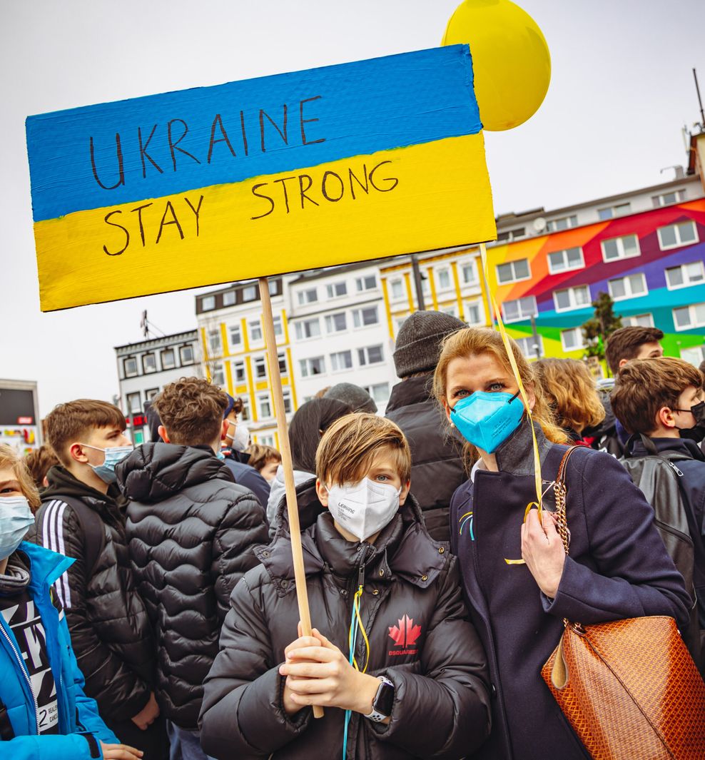 Audra Bohlen (46) ist zusammen mit ihrem Sohn Frederik (11) auf die Demo in Hamburg gekommen.