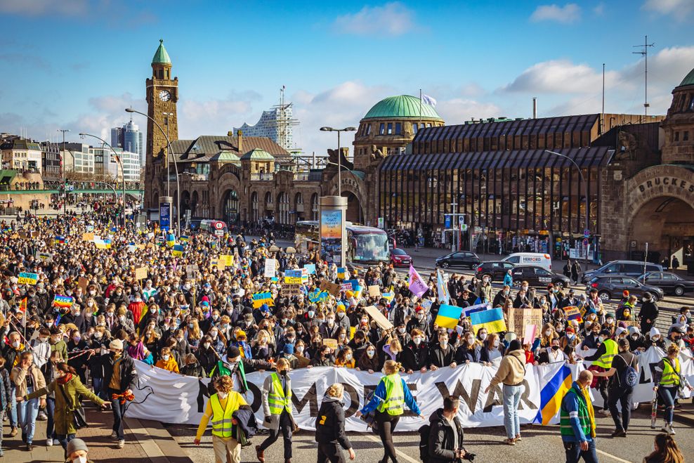 FFF spricht von bis zu 120.000 Teilnehmern in Hamburg – die Polizei schätzt deutlich weniger.