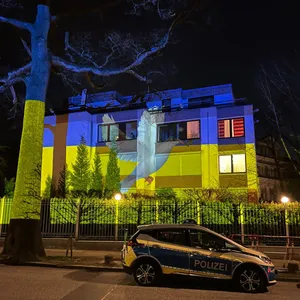 Als Zeichen des Protestes gegen Putins Angriffskrieg und als Zeichen der Solidarität mit der Ukraine hat Radio Hamburg am Abend des 22. März das russische Generalkonsulat in Hamburg in den ukrainischen Nationalfarben angestrahlt.