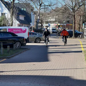 Die Grelckstraße im Herz von Lokstedt soll nach einem Einbahnstraßen-Test jetzt probeweise zur Fußgängerzone werden.