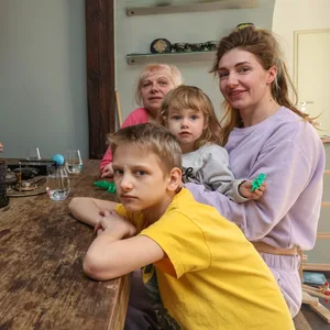Die Hamburger Gastgeber sitzen mit ihren ukrainischen Gästen am Tisch