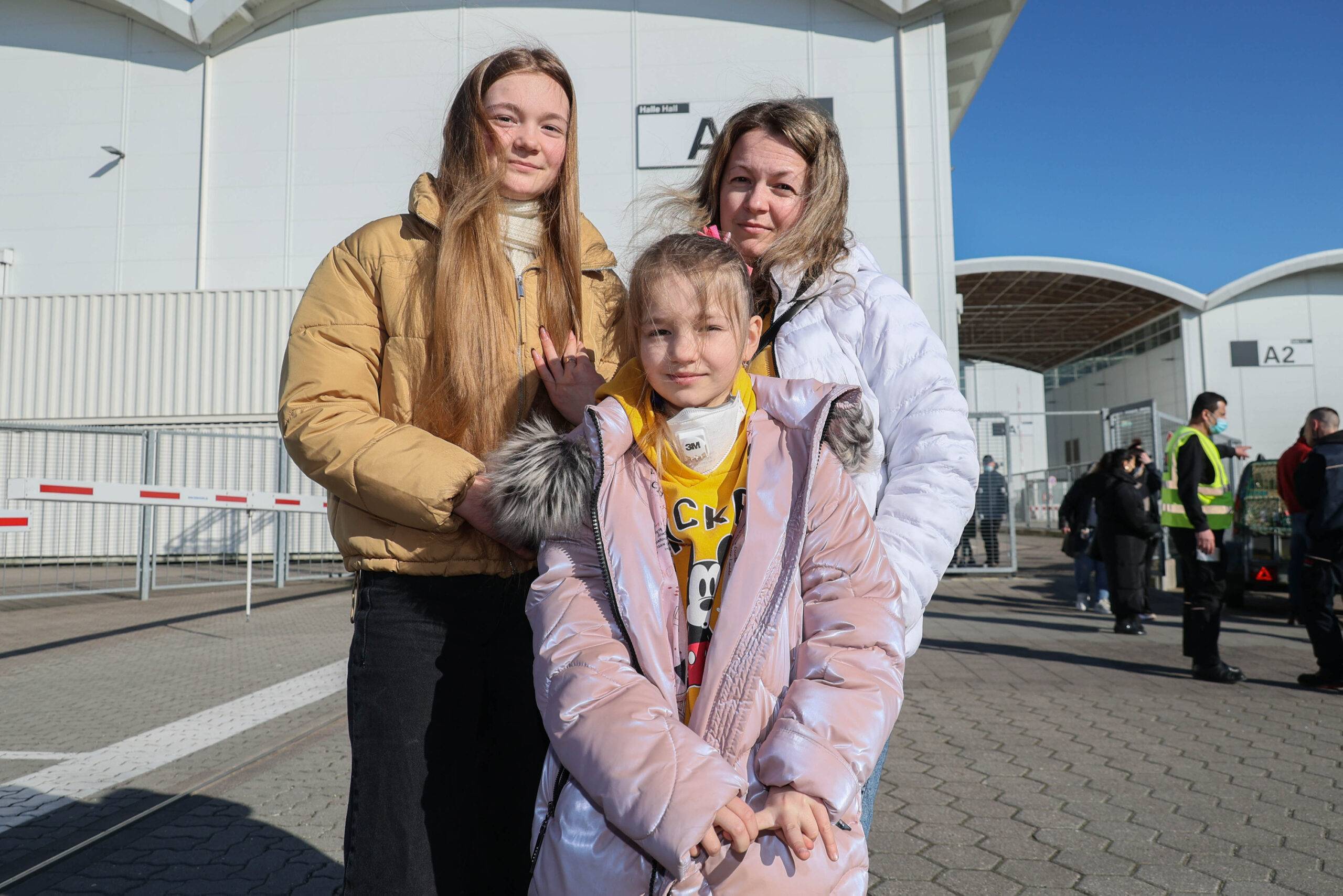 Aus der Ukraine geflüchtet: Tanja (34) wartet mit ihren Kindern Margaretha (8) und Kristina (14) in den Messehallen, bis sie sich registrieren lassen kann.