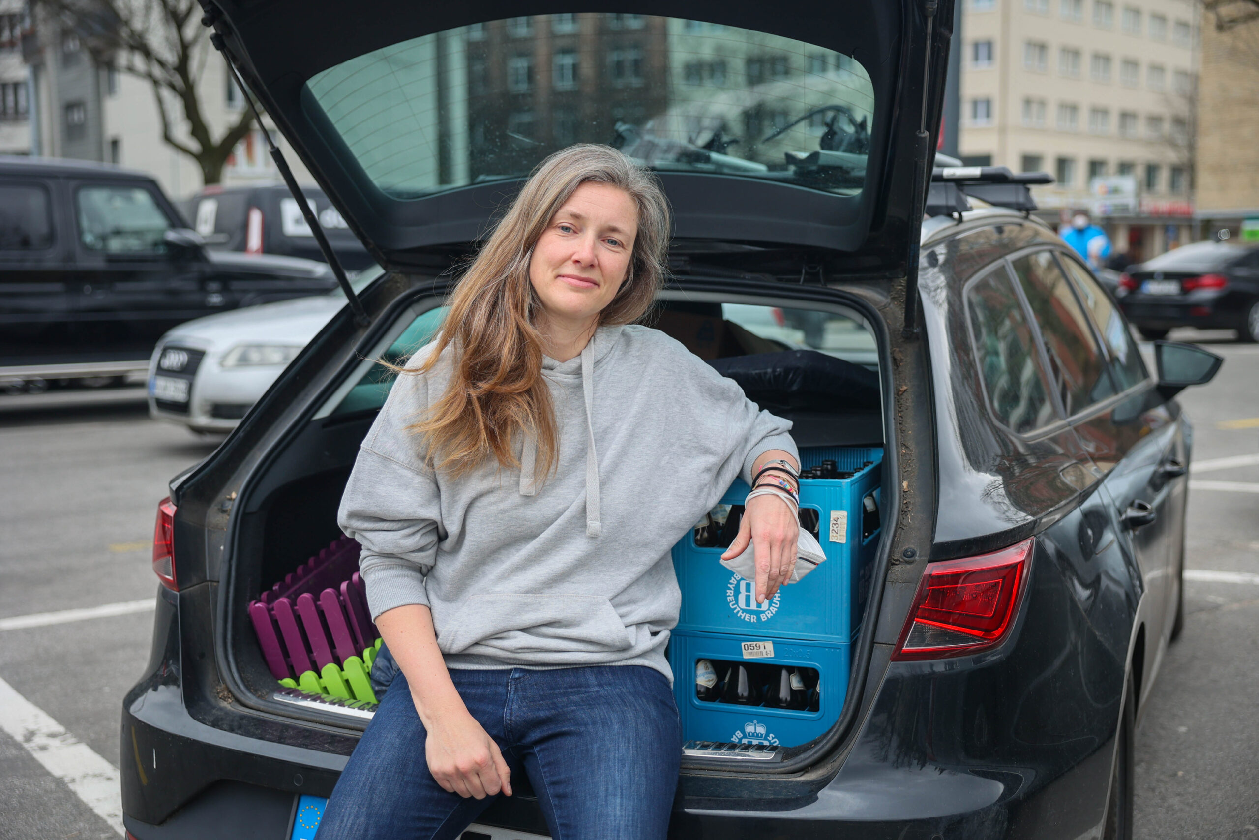 Lena Schwarzer lehnt an den Getränkekisten in ihrem Kofferraum.