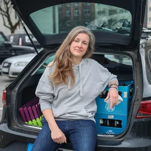 Lena Schwarzer lehnt an den Getränkekisten in ihrem Kofferraum.