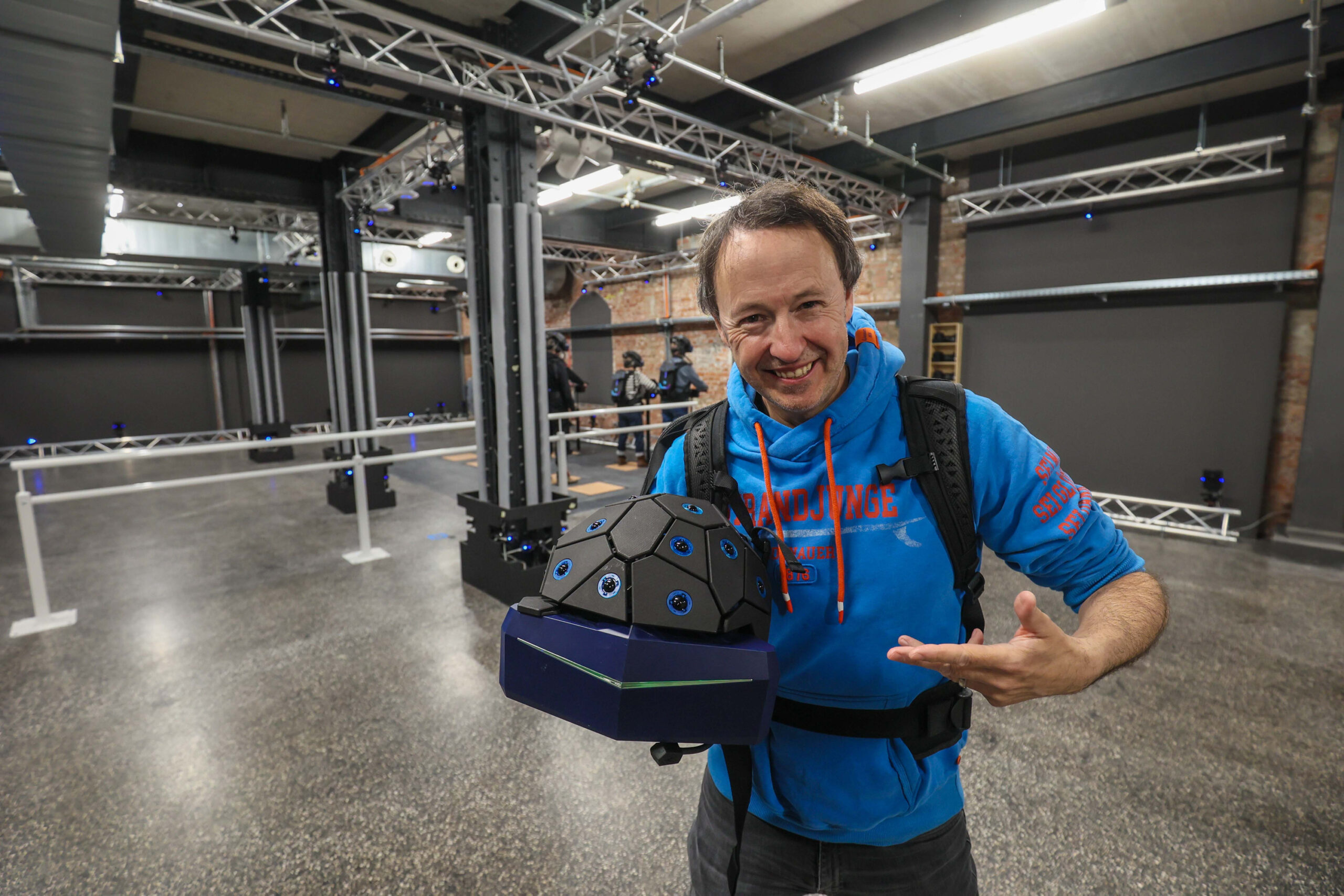 Wunderland-Gründer Frederik Braun mit VR-Ausrüstung