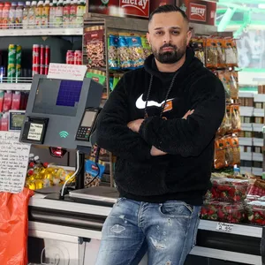 Reshad Parwani steht in seinem Supermarkt in der Bergedorfer Straße. Dass er sonntags nicht öffnen darf, verärgert ihn.