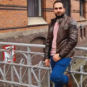 Salah Alddin Hadad auf einer Brücke