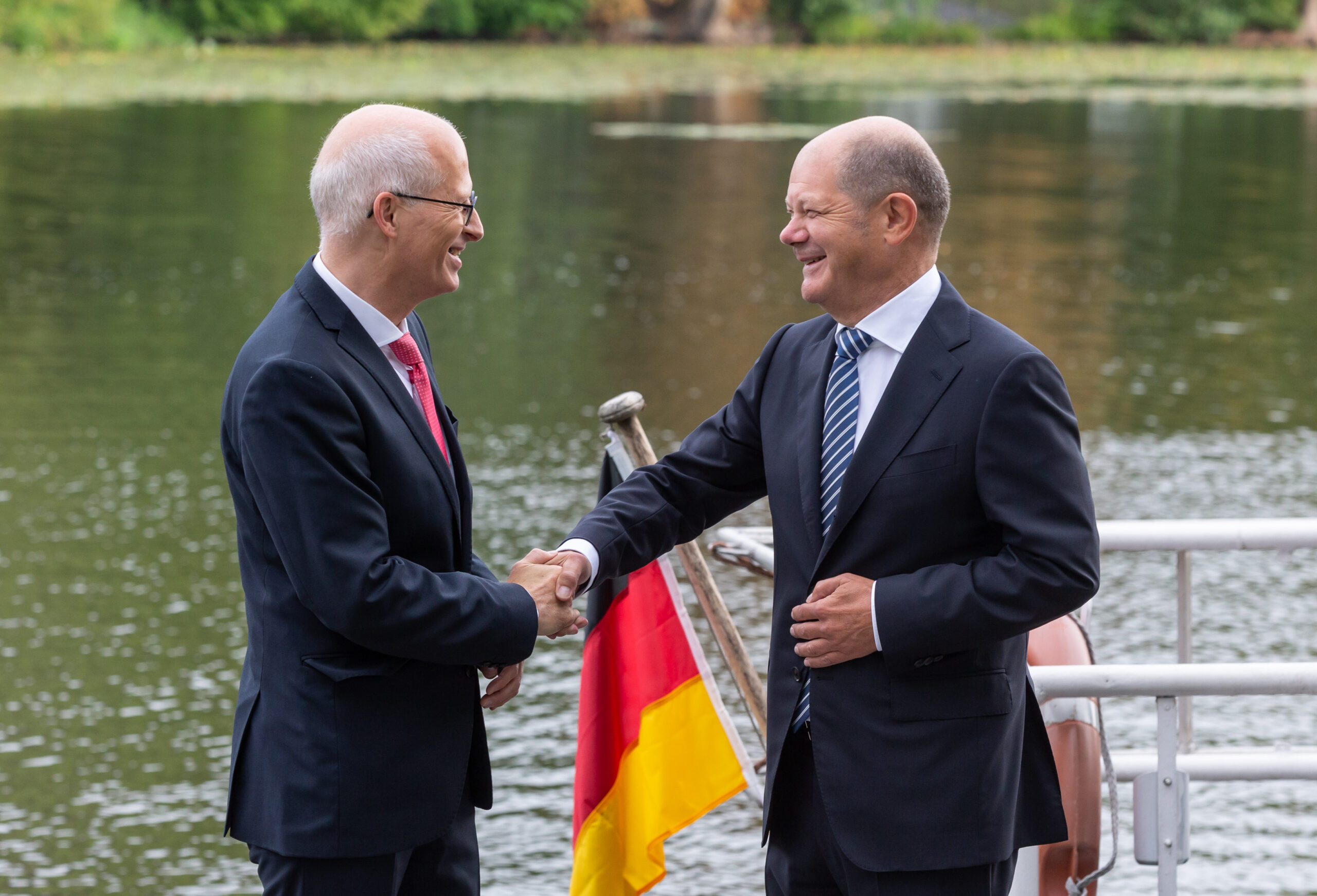 Hamburgs Bürgermeister Peter Tschentscher (SPD) und der heutige Bundeskanzler Olaf Scholz (SPD) in Hamburg (Archivbild von 2018).