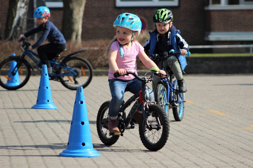 Kinder fahren Fahrrad