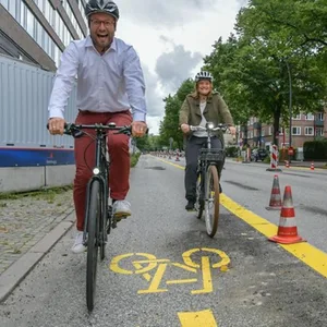 Verkehrssenator Anjes Tjarks (Grüne) und Kirsten Pfaue, Vekrehrswende-Koordinatorin des Senatos auf der Pop-Bup-Bikelane am Schlump.