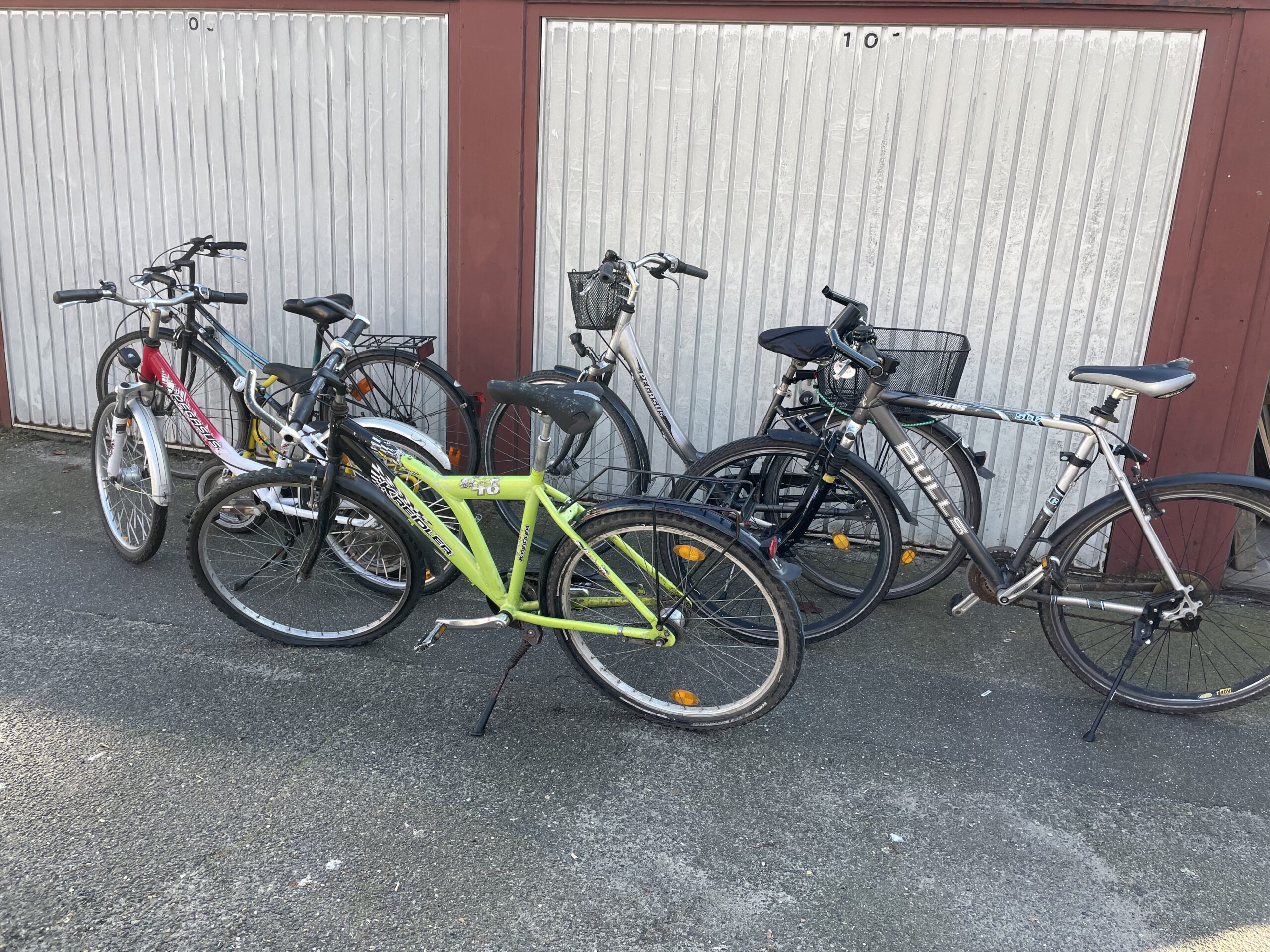 Die gestohlenen Fahrräder vor einer Garage.