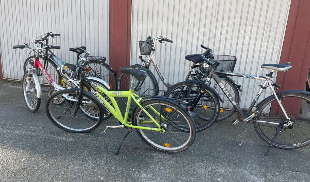 Die gestohlenen Fahrräder vor einer Garage.