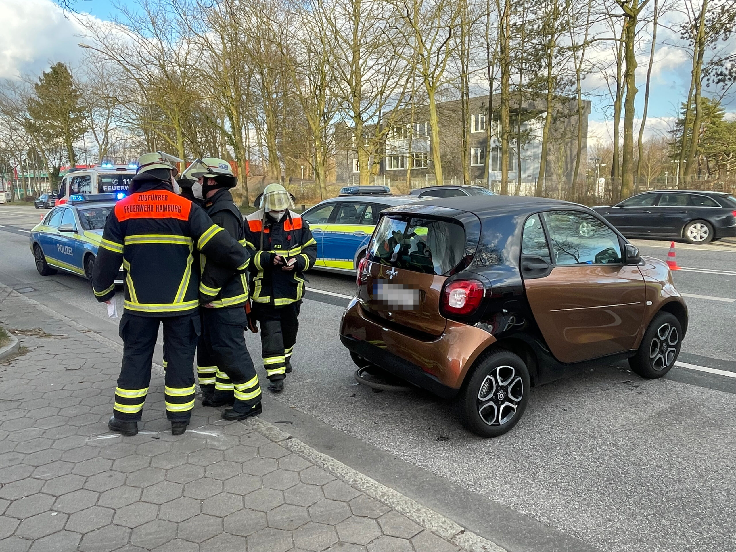 Feuerwehrleute am Unfallort in Hamburg-Rahlstedt.